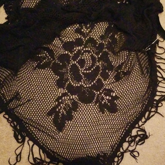 BEAUTIFUL NETTED ROSE DESIGN PONCHO/SHAWL - Picture 2 of 5